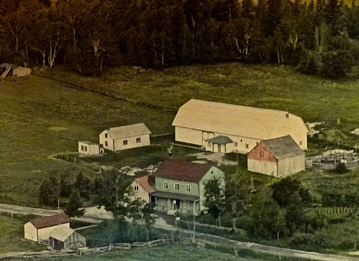 Dans les années '50, la maison de Pierre-Julien Bergeron et Yolande Boulianne entourée des bâtiments de ferme