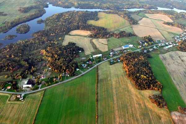 Vue aérienne de La Vieille Maison de Xavier au Lac St-Jean